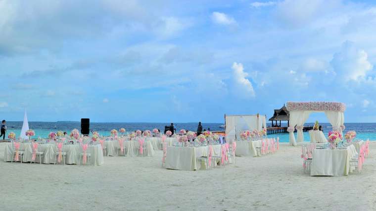 Jak zaplanować niezapomniane przyjęcie weselne na plaży: pomysły i wskazówki