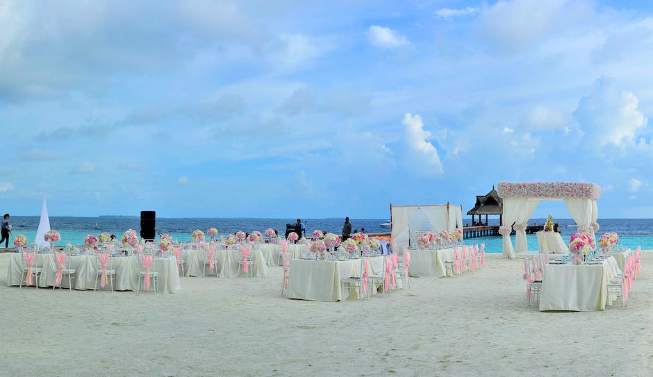 Jak zaplanować niezapomniane przyjęcie weselne na plaży: pomysły i wskazówki