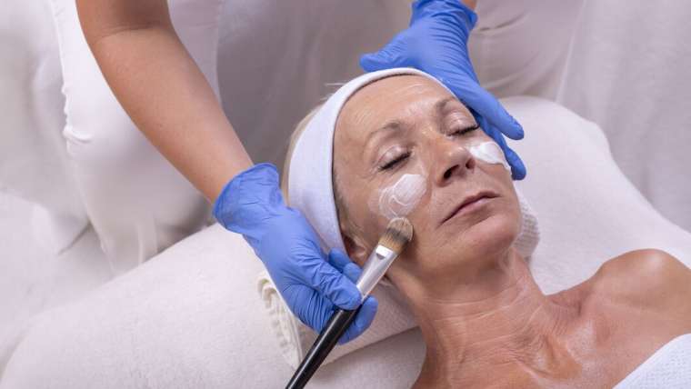Zrozumieć proces odmładzania skóry za pomocą technologii laserowej