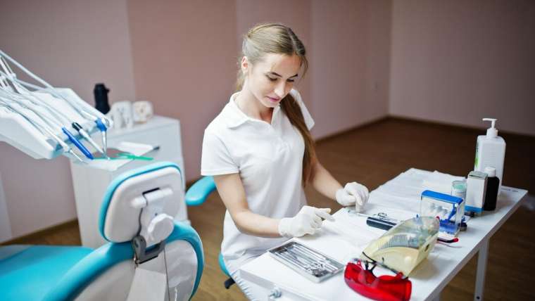 Jak wybrać odpowiednie rękawice nitrylowe dla personelu stomatologicznego?