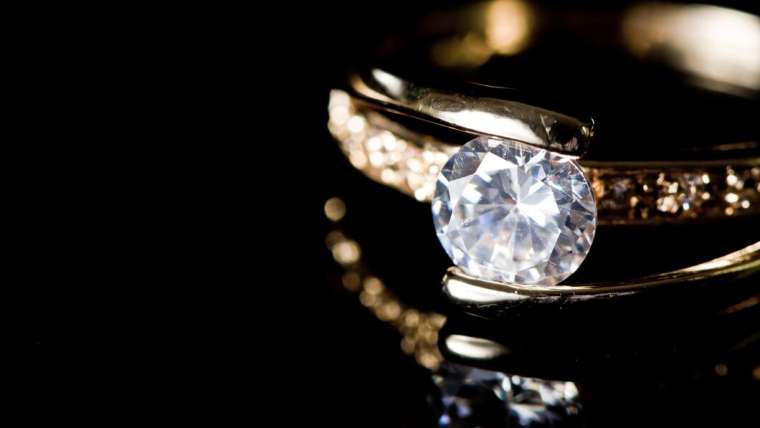 Jak wybrać idealny pierścionek na prezent – poradnik dla niewtajemniczonych