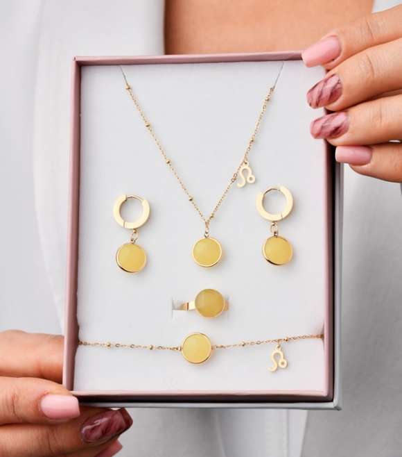 Wybór biżuterii na specjalne okazje – czy warto się zdecydować na taką z żółtym kamieniem?