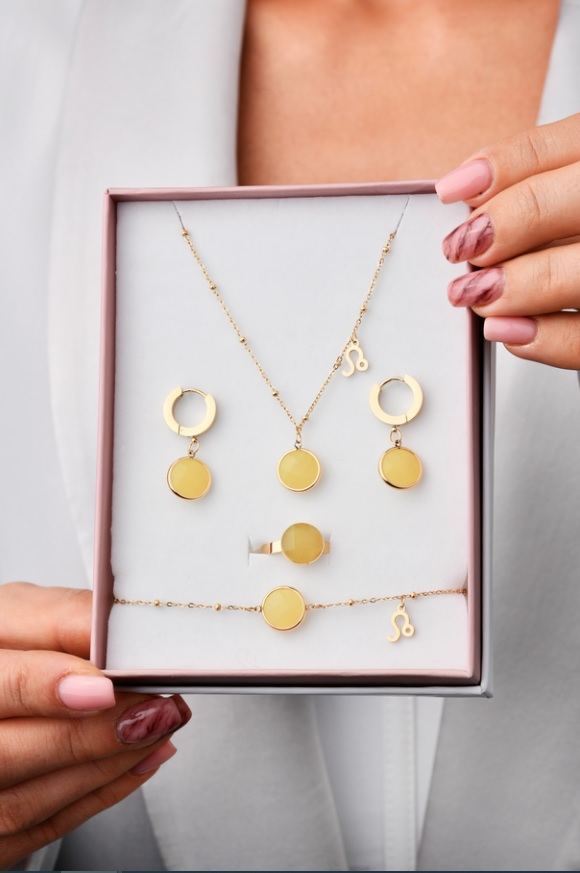 Wybór biżuterii na specjalne okazje – czy warto się zdecydować na taką z żółtym kamieniem?