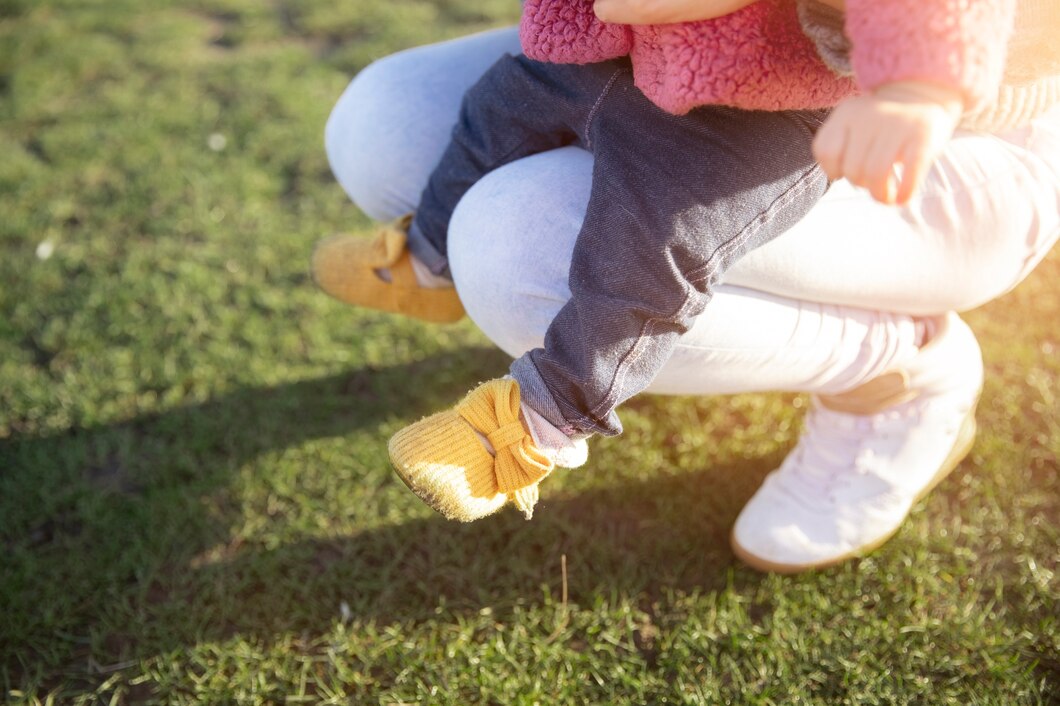 Bezpieczeństwo małych stóp podczas zabawy w domu – jak wybrać odpowiednie skarpetki?