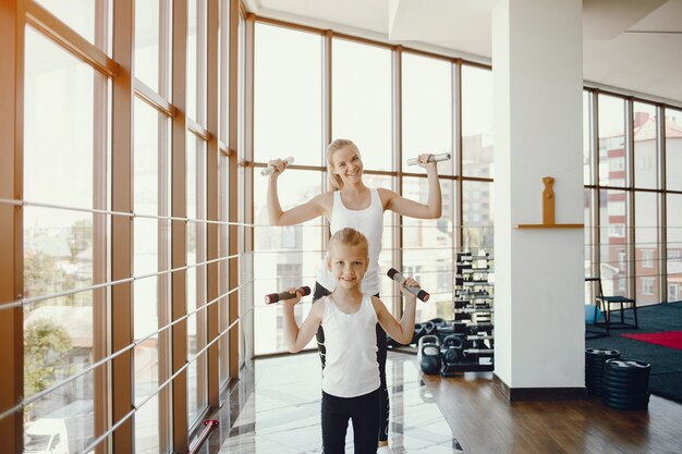 Jak skutecznie łączyć dietę z treningiem w rodzinnym centrum sportowym?